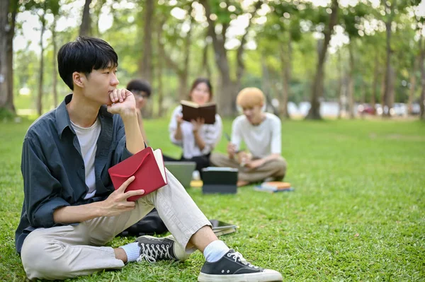 Estudante Asiático Jovem Pensativo Faculdade Senta Grama Parque Campus Com — Fotografia de Stock