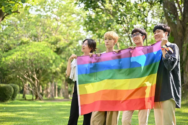 아시아의 친구들이 프라이드 기념하고 있으며 공원에 무지개 Lgbtq 깃발을 다양성을 — 스톡 사진