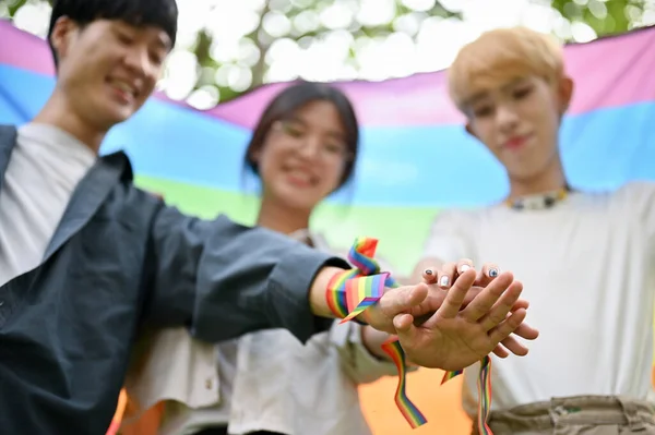 密切的形象 不同的年轻亚洲朋友把他们的手与Lgbt手镯在一起 Lgbt Pride Support Diversity — 图库照片
