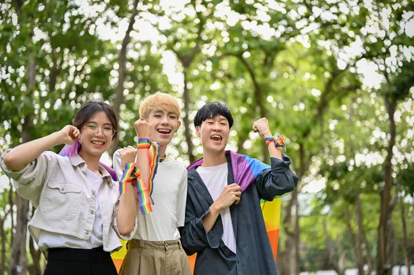 행복하고 아시아젊은 친구들 소수자 프라이드의 기념하기 소수자 팔찌로 주먹을 내보이고 — 스톡 사진