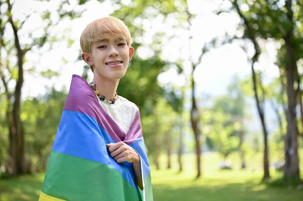Retrato Joven Gay Asiático Atractivo Sonriente Con Una Bandera Arco —  Fotos de Stock
