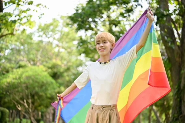 소수자 무지개 깃발을 공원에 매력적 아시아 게이의 Lgbt 프라이드달을 축하하는 — 스톡 사진