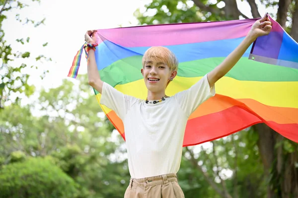 Retrato Joven Gay Asiático Despreocupado Feliz Con Una Bandera Arco —  Fotos de Stock