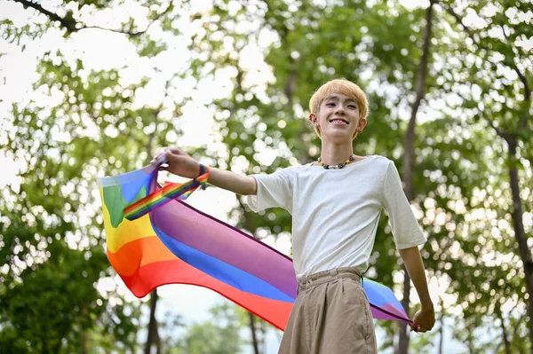 소수자 무지개 깃발을 매력적 아시아 게이가 파크에 다양성 프라이드 — 스톡 사진