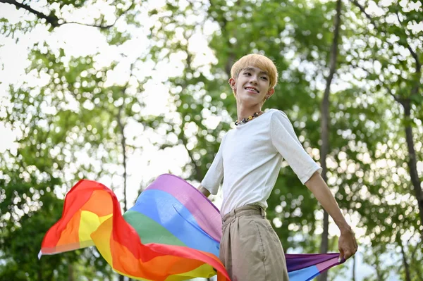 Retrato Atraente Despreocupado Jovem Homem Gay Asiático Com Uma Bandeira — Fotografia de Stock