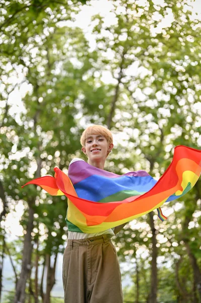 Yeşil Parkta Duran Lgbt Gökkuşağı Bayraklı Çekici Neşeli Asyalı Eşcinsel — Stok fotoğraf