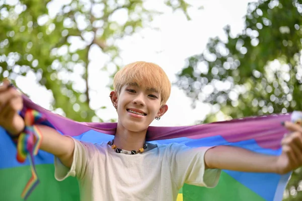 Retrato Atraente Sorridente Jovem Gay Asiático Com Uma Bandeira Arco — Fotografia de Stock
