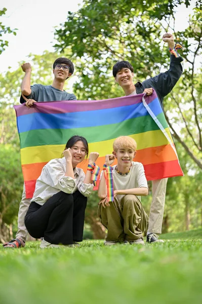 Grupo Jovens Amigos Diversidade Asiática Felizes Com Bandeira Arco Íris — Fotografia de Stock