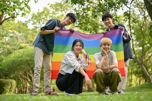 Grupo Jovens Amigos Diversidade Asiática Com Bandeira Arco Íris Lgbt — Fotografia de Stock