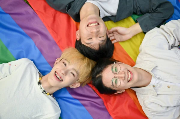 照片上 年轻的 快乐的 多样化的亚洲朋友一起挂在Lgbt彩虹彩旗上 尽收眼底 Lgbtq Primonth Freedom Human Rights — 图库照片
