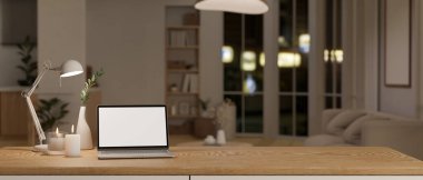 Konforlu ve minimal çalışma alanı beyaz ekran dizüstü bilgisayar modeli, mumlar, tablet lamba ve en az rahat oturma odasındaki ahşap masa üzerinde kopyalama alanı. 3d görüntüleme, 3d illüstrasyon