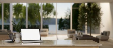 Laptop beyaz ekran maketi, aksesuarlar ve modern lüks geniş oturma odasındaki bir masanın üstüne kopyalama alanı olan çalışma alanı. Arka plan bulanık. 3d görüntüleme, 3d illüstrasyon