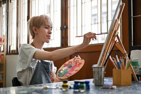 Joven Creativo Talentoso Gay Asiático Estudiante Arte Queer Está Pintando —  Fotos de Stock