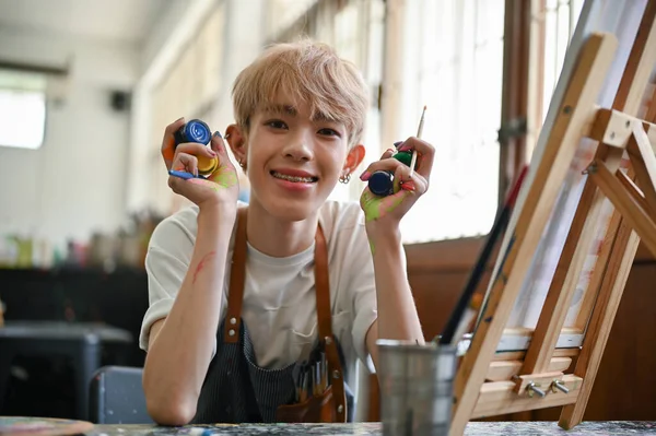 Jovem Artista Gay Asiático Feliz Talentoso Pintor Senta Seu Espaço — Fotografia de Stock
