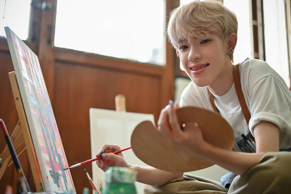 Joven Artista Gay Asiático Feliz Está Pintando Acuarelas Lienzo Trabajando —  Fotos de Stock