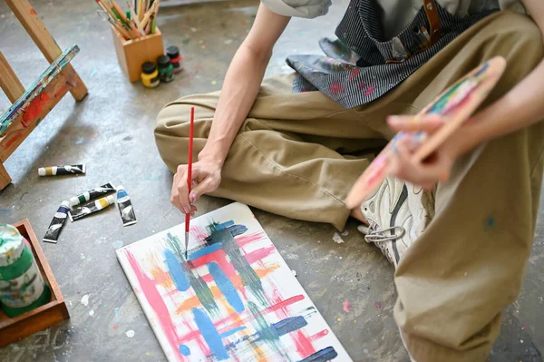 Oříznutý Obrázek Horní Pohled Kreativní Mladý Asijský Umělec Malování Akvarely — Stock fotografie