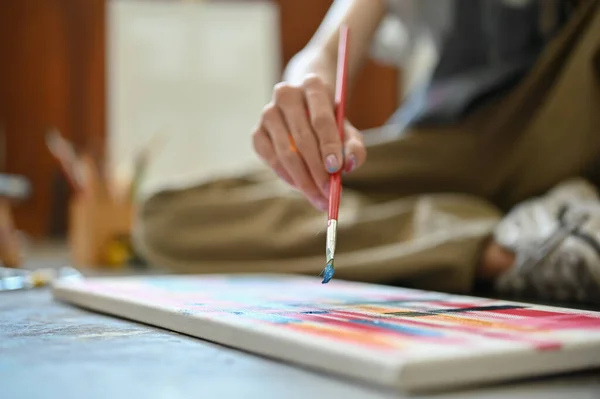 Obraz Zblízka Kreativní Umělec Maluje Akvarely Plátno Zatímco Sedí Podlaze — Stock fotografie