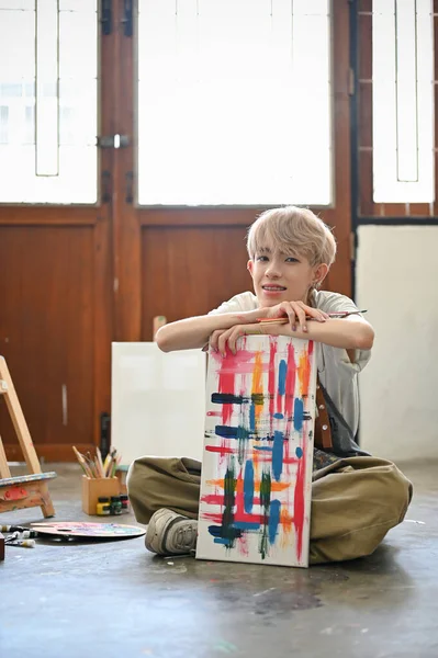 매력적 아시아 게이가 자신의 페인트 캔버스와 갤러리 바닥에 Lgbtq 창의적 — 스톡 사진