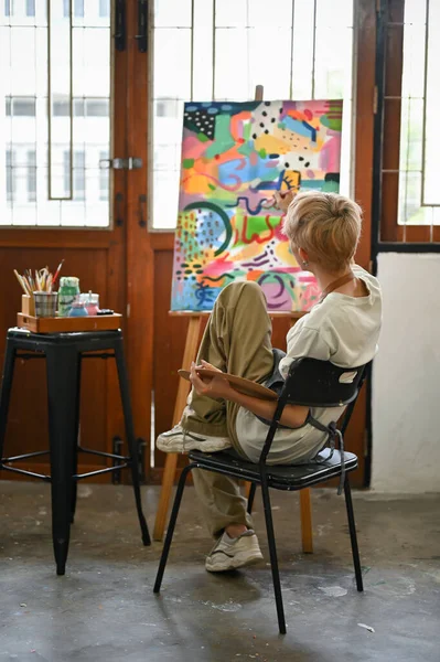 Zadní Pohled Talentovaný Mladý Asijský Teplouš Sedí Židli Maluje Svůj — Stock fotografie