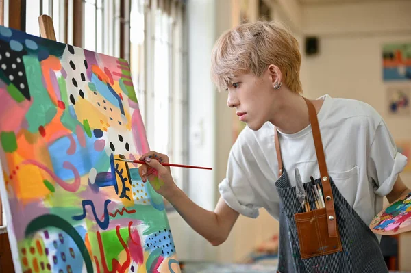 일본의 재능있는 아시아 예술가가 자신의 스튜디오에 캔버스에 자신의 그림을 그리는 — 스톡 사진