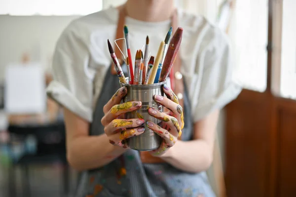 Zbliżenie Obrazu Młodego Artysty Fartuchu Trzymającego Ołówkowy Stojak Różnymi Ołówkami — Zdjęcie stockowe
