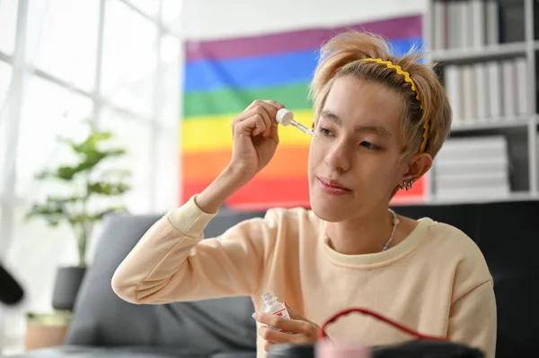 一位年轻的亚洲同性恋者或古怪的男人正在他的房间里涂他的面部血清和化妆 Lgbt生活方式概念 — 图库照片