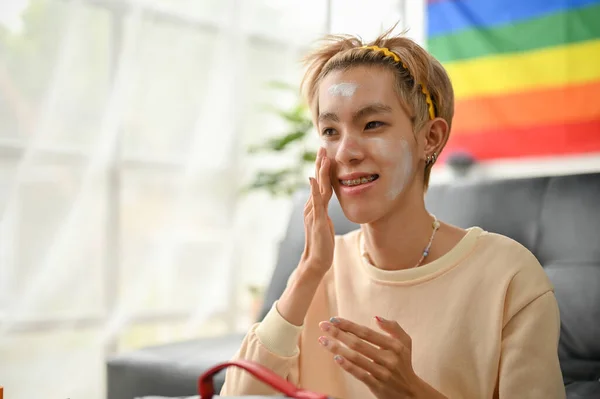 Joven Gay Asiático Feliz Está Aplicando Crema Hidratante Suero Para —  Fotos de Stock