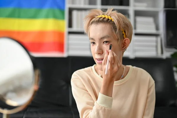Jovem Homem Gay Asiático Olhando Espelho Aplicando Maquiagem Fundação Casa — Fotografia de Stock