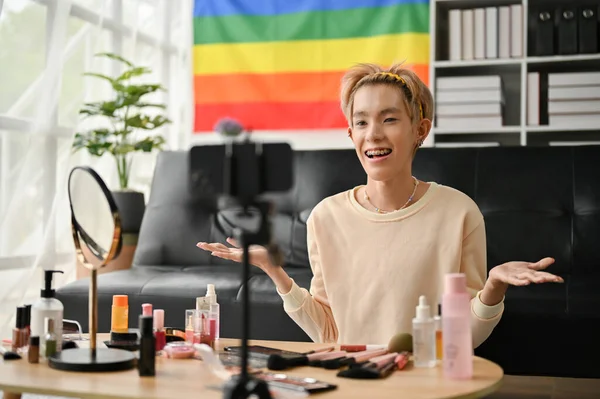 Alegre Confiante Jovem Asiático Gay Blogueiro Beleza Influenciador Está Olhando — Fotografia de Stock