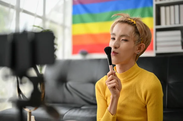 Lindo Confiante Jovem Blogueiro Beleza Gay Asiático Influenciador Com Uma — Fotografia de Stock