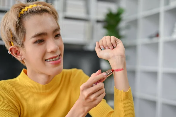 아시아 출신의 매력적 블로거 집에서 자신의 비디오를 녹화하면서 립스틱을 제품을 — 스톡 사진