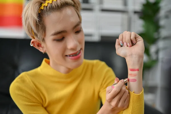 아시아 블로거 가자신의 비디오를 집에서 녹화하면서 립스틱을 묻히고 제품을 감상하고 — 스톡 사진