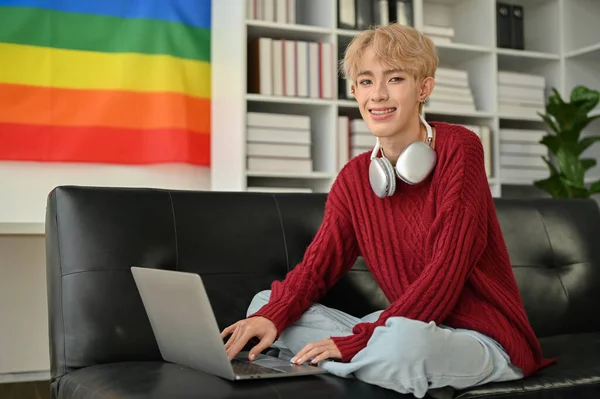 Retrato Criativo Confiante Jovem Asiático Gay Homem Freelancer Está Trabalhando — Fotografia de Stock