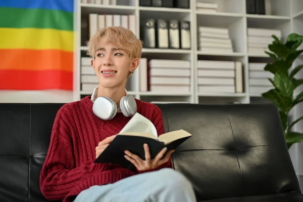 Jovem Gay Asiático Feliz Está Olhando Pela Janela Sonhando Acordado — Fotografia de Stock