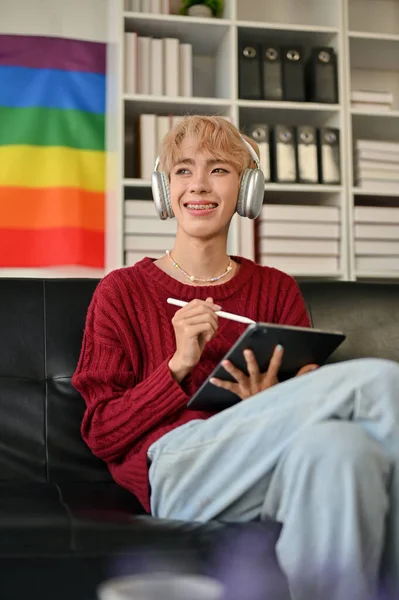 Jovem Gay Asiático Sorridente Feliz Roupas Casuais Está Olhando Pela — Fotografia de Stock