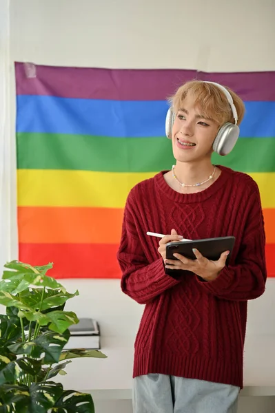 Glad Ung Asiatisk Homosexuell Man Lyssnar Musik Genom Sina Hörlurar — Stockfoto