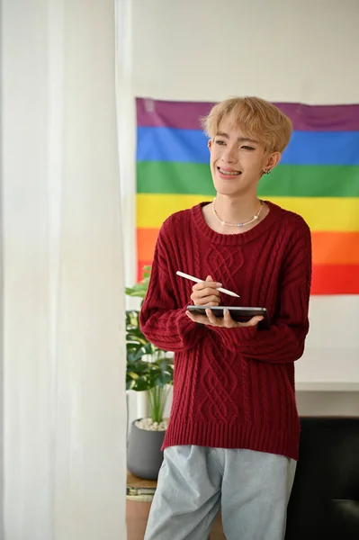Jovem Gay Asiático Feliz Está Segurando Tablet Olhando Pela Janela — Fotografia de Stock
