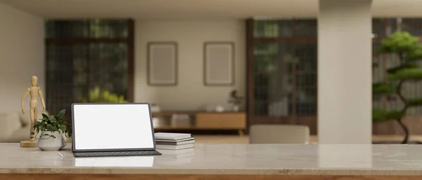 Cyfrowy Tablet Białym Ekranem Bezprzewodowa Klawiatura Roślina Doniczkowa Drewniana Figura — Zdjęcie stockowe