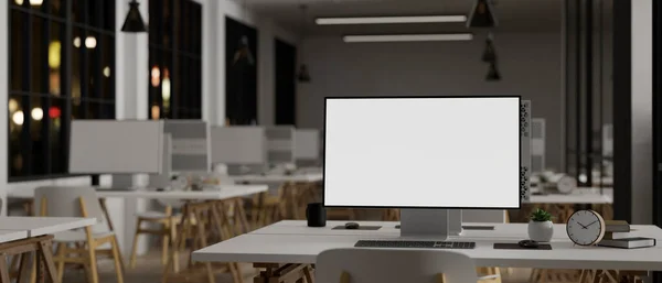 Modern Bir Ofiste Beyaz Bir Masanın Üzerinde Geceleri Bilgisayarların Olduğu — Stok fotoğraf