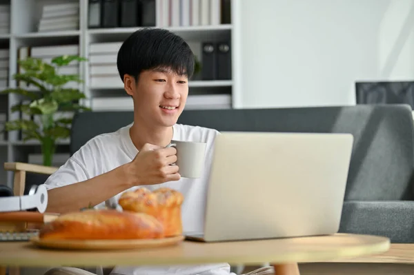 Ein Fröhlicher Junger Asiatischer Mann Lässiger Kleidung Schlürft Kaffee Während — Stockfoto