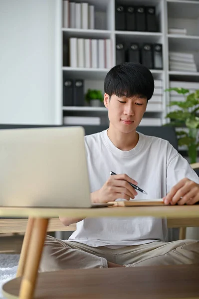 Ein Intelligenter Und Fokussierter Junger Asiate Arbeitet Von Hause Aus — Stockfoto