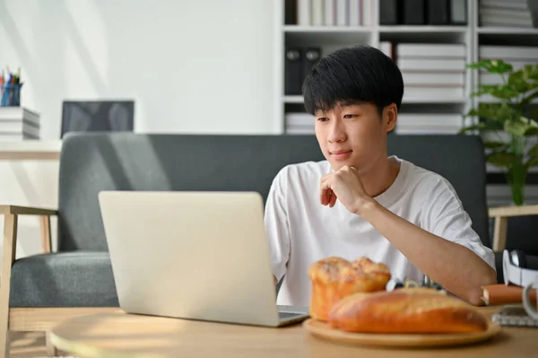 Ein Smarter Und Gut Aussehender Junger Asiatischer Mann Lässiger Kleidung — Stockfoto