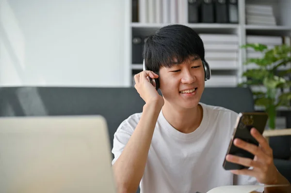 Ein Fröhlicher Und Gut Aussehender Junger Asiatischer Mann Trägt Kopfhörer — Stockfoto