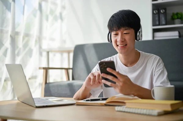 Ein Glücklicher Junger Asiatischer Mann Hört Musik Über Kopfhörer Und — Stockfoto