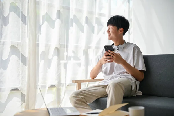 Ein Glücklicher Junger Asiatischer Mann Lässiger Kleidung Schaut Aus Dem — Stockfoto
