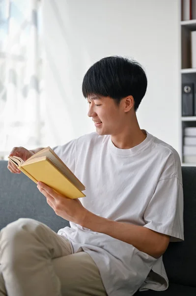 Portrait Jeune Asiatique Intelligent Heureux Aime Lire Livre Sur Canapé — Photo