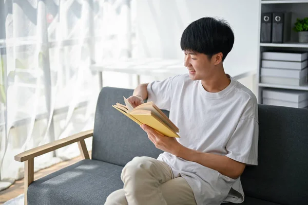 Entspannt Und Fröhlich Liest Der Junge Asiate Lässiger Kleidung Wochenende — Stockfoto