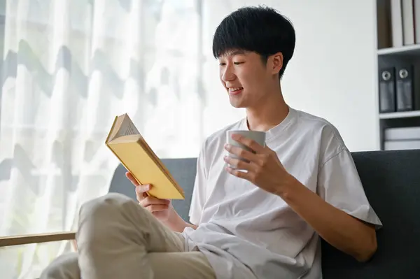 Ein Glücklicher Und Gut Aussehender Junger Asiatischer Mann Liest Ein — Stockfoto