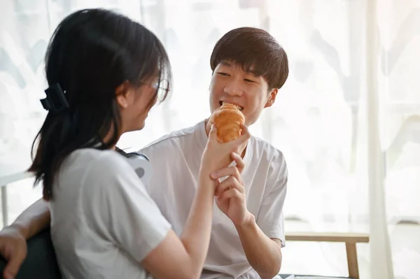 Eine Süße Freundin Füttert Ihren Freund Mit Einem Croissant Ein — Stockfoto