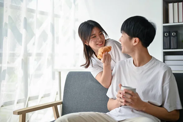 Lindo Jovem Casal Asiático Está Passando Tempo Sala Estar Juntos — Fotografia de Stock